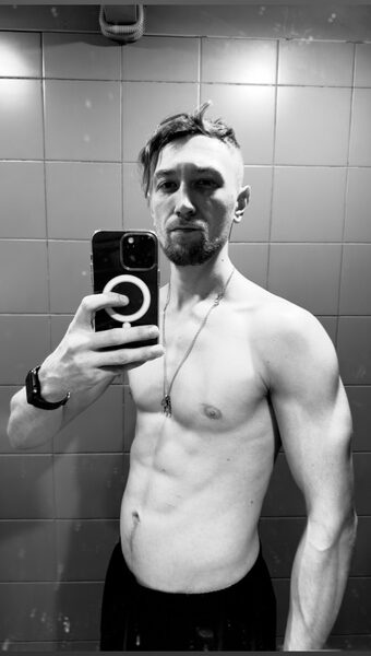 Ухожений, молодой человек с хорошим членом за мат.помощь