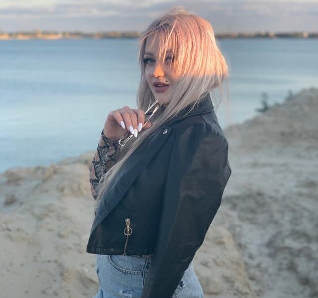 Молодая и открытая к новому общению