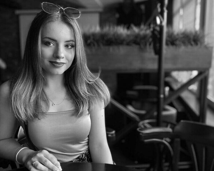 Очаровательная стройная ищет девственника