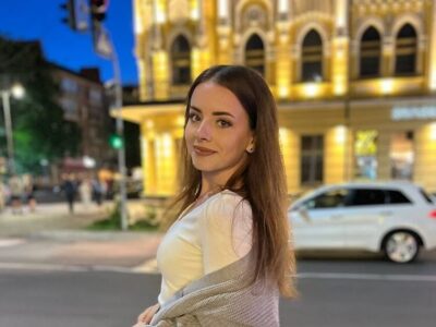 Очаровательная стройная ищет девственника