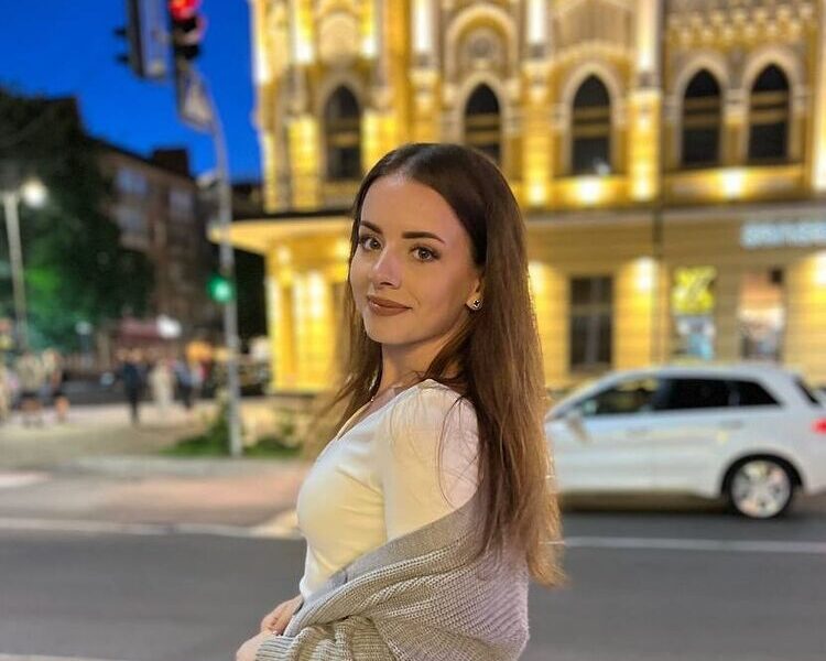 Очаровательная стройная ищет девственника